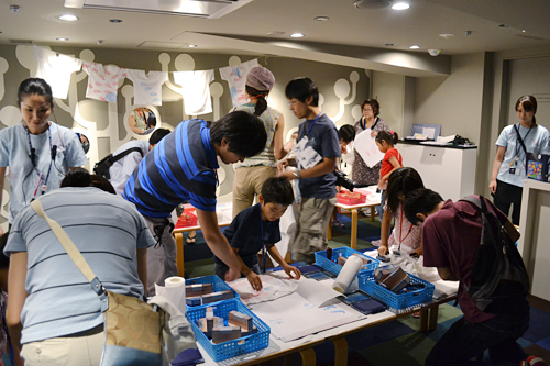 夏休みの特別企画、子供と一緒、親子で夜の水族館で生き物の姿を観察！ すみだ水族館「おやこでお泊り水族館」開催！