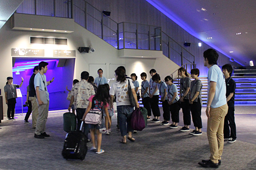 夏休みの特別企画、子供と一緒、親子で夜の水族館で生き物の姿を観察！ すみだ水族館「おやこでお泊り水族館」開催！