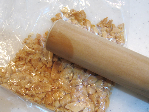 1.ピーナツはビニール袋に入れ、上から麺棒等で砕いて細かくします。