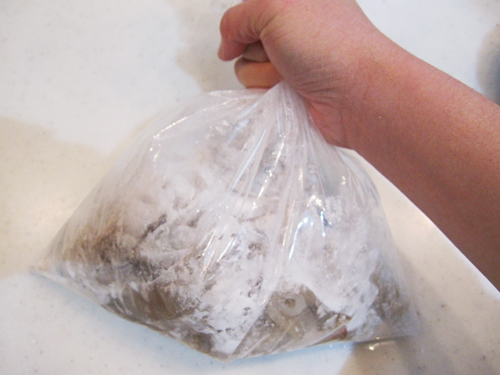 3.イカに片栗粉をまぶします。イカと片栗粉をビニール袋に入れて振ると簡単です。