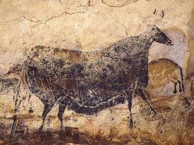 実物大で再現される壁画「黒い牝ウシ」© SPL Lascaux international exhibition