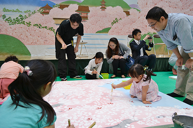 「日本の技体験フェア」プレイベント開催！ 歌舞伎の背景画を製作！