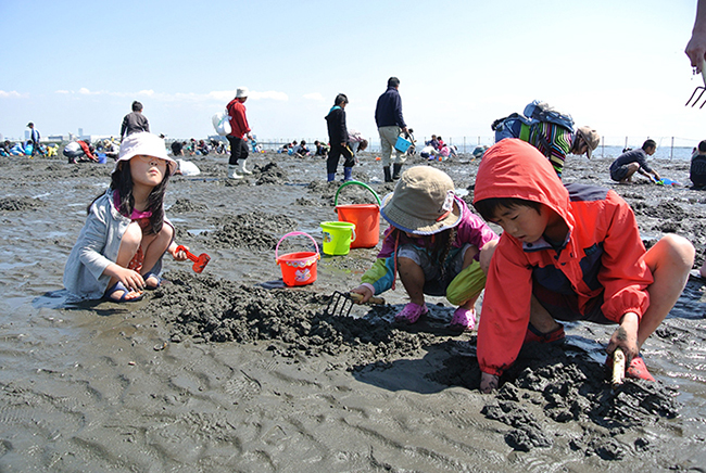 子供と潮干狩りを楽しめる「ふなばし三番瀬海浜公園」の写真