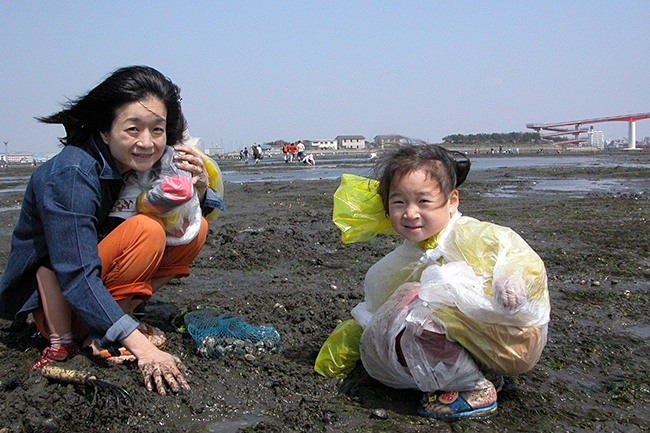 子供と潮干狩りを楽しめる「木更津海岸潮干狩」の写真