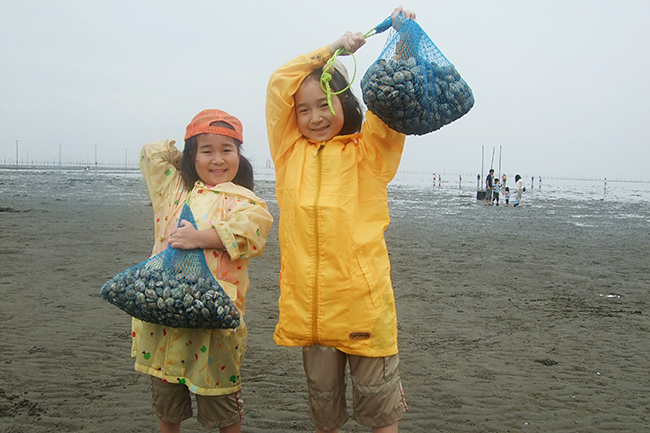 子供と潮干狩りを楽しめる「牛込海岸潮干狩場」の写真