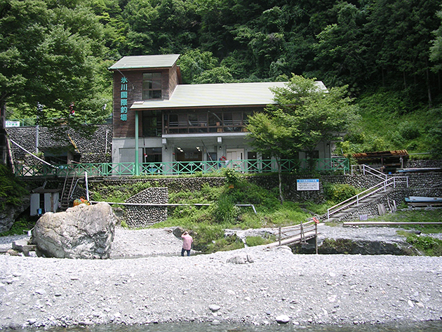 電車で行って、釣りと奥多摩駅周辺エリアを満喫！氷川国際ます釣場