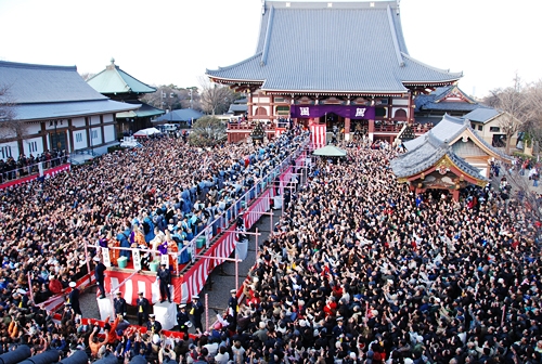 50mの大桟敷から豆まき！ 平成29年 池上本門寺「節分追儺式」