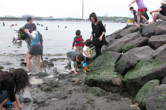 カニと戯れ子供たちも大満足！ゴールデンウィークに「横浜海の公園」で潮干狩り！「横浜海の公園」に潮干狩りに行ってきた！