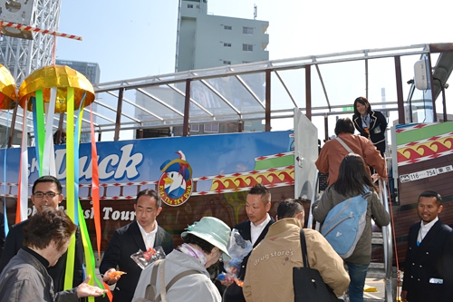 子供たち大興奮！東京初！「水陸両用バス “SKY Duck（スカイダック）”」運行開始！新しい東京観光がスタート！