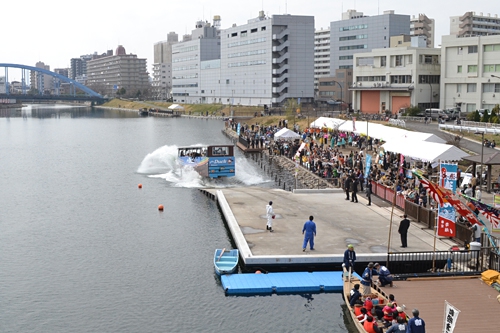 子供たち大興奮！東京初！「水陸両用バス “SKY Duck（スカイダック）”」運行開始！新しい東京観光がスタート！