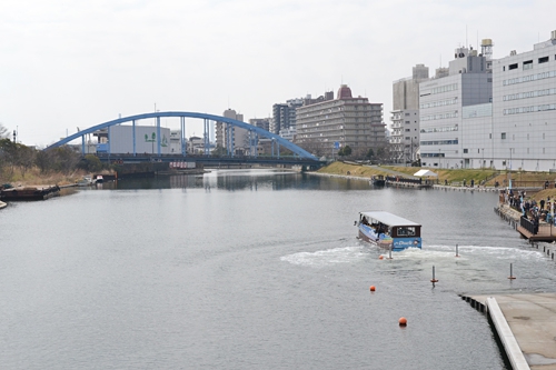 子供たち大興奮！東京初！「水陸両用バス “SKY Duck（スカイダック）”」運行開始！新しい東京観光がスタート！