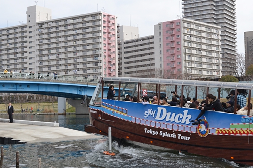 子供たち大興奮！東京初！「水陸両用バス “SKY Duck（スカイダック）”」運行開始！新しい東京観光がスタート！