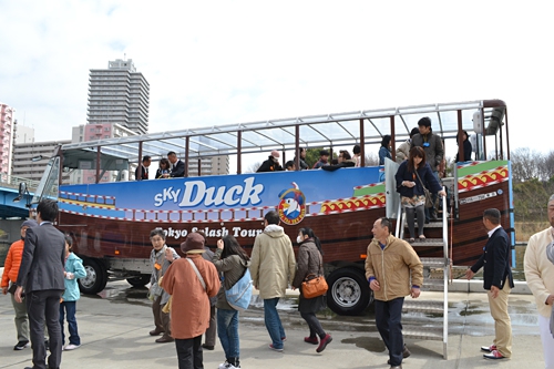 子供たち大興奮！東京初！「水陸両用バス “SKY Duck（スカイダック）”」運行開始！新しい東京観光がスタート！