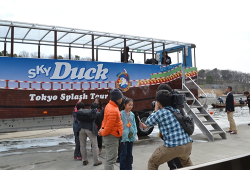 子供たち大興奮！東京初！「水陸両用バス “SKY Duck（スカイダック）”」運行開始！新しい東京観光がスタート！