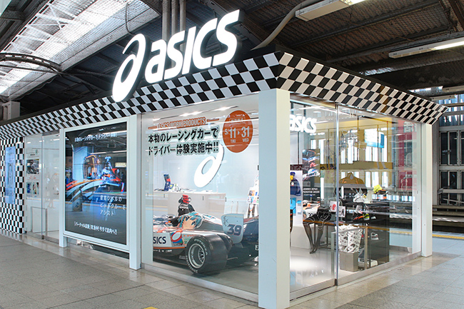 アシックス、品川駅の「アシックスステーションストア品川」でフォーミュラカーを展示しフォトスポットに、フォーミュラカー試乗と子供と記念撮影、「父の日」のプレゼントも！