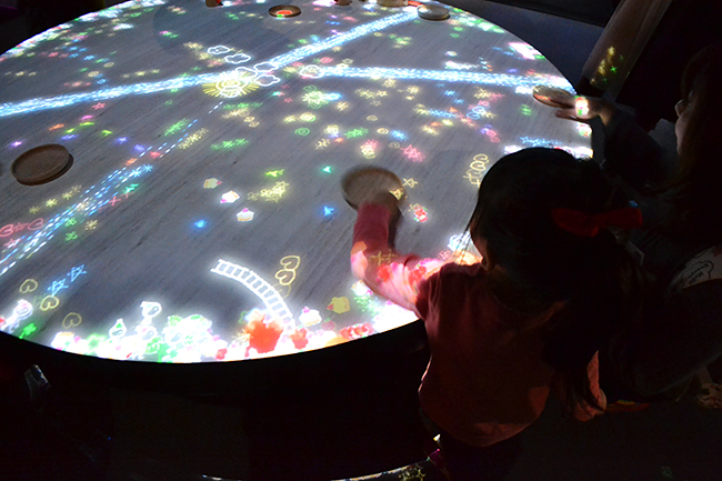 子供たち大喜び！日本科学未来館を走り回って、はしゃいで、触ってアートを楽しむ！企画展「チームラボ 踊る！アート展と、学ぶ！未来の遊園地」開催！