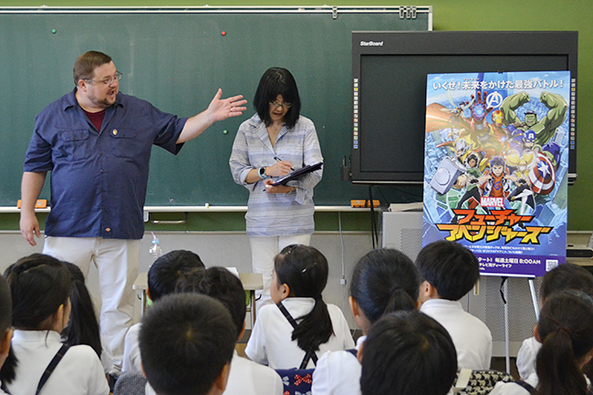 子供だってヒーローになれる！ マーベル副社長 C.B. セブルスキー氏が小学校で特別授業！「未来のアベンジャーズを目指そう！ 〜マーベル・ヒーローの魅力〜」