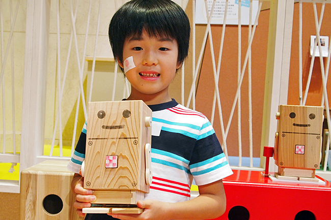 フジテレビKIDSの子供たちの夏休みワークショップ、木材でロボットをつくる木育ワークショップ！