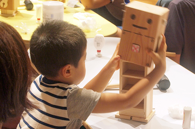 フジテレビKIDSの子供たちの夏休みワークショップ、木材でロボットをつくる木育ワークショップ！