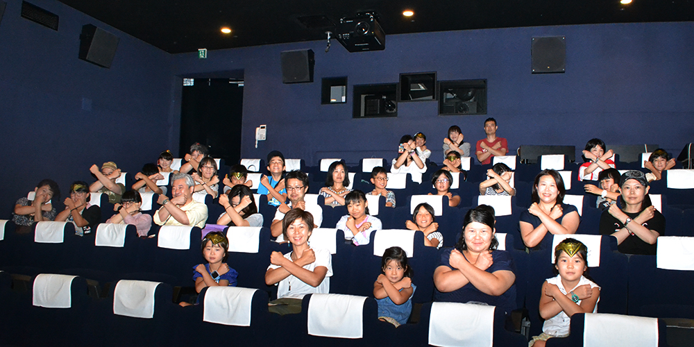 みんなでワンダーポーズ！ 上映後に大きな拍手！ 映画『ワンダーウーマン』キッズイベント親子試写会開催！ 開催レポート & 映画レビュー！