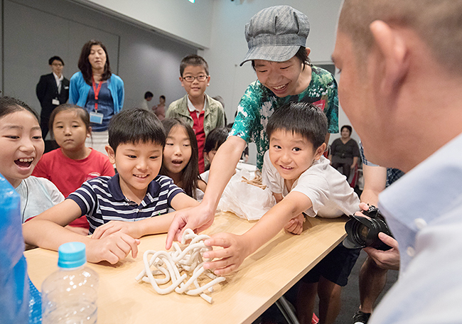 子供と一緒に楽しめる！親子で不思議な空間を体験！ キッズ＆ファミリー向けプログラム「レアンドロ・エルリッヒ展：見ることのリアル」「レアンドロさんと一緒に」