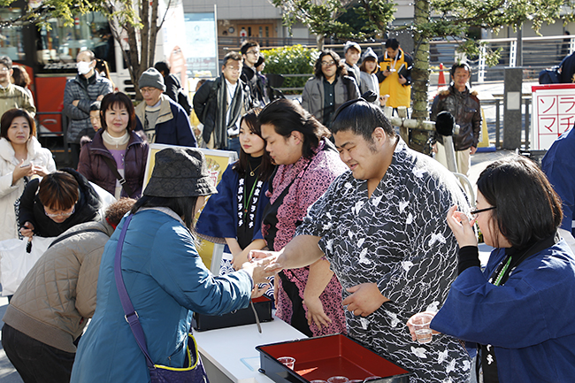 2017年12月26日（火）〜2018年1月8日（月・祝）に開催！子供と楽しめる力士との力比べや書道パフォーマンス、大道芸！「東京スカイツリータウンのお正月」