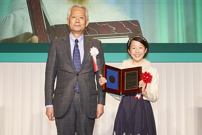 毎年開催！子どもも参加できる、“心のふれあい” をテーマにしたJXTGホールディングスの「JXTG童話賞」。入賞作品は1冊の童話集に。2017年12月15日（金）、入賞者を表彰する「第48回JXTG童話賞授賞式」がマンダリンオリエンタル東京で開催！