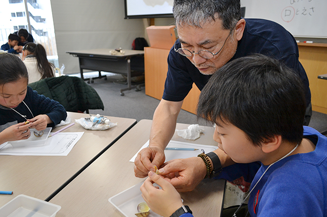 キッズイベントレポート！ゲームや実験を通して科学や数理への興味を抱くきっかけづくりを行なうイベント「6回目 ダヴィンチ☆マスターズ」が2018年3月21日（水・祝）、学習院女子大学で開催！約600名の子供たちが参加し、クイズやワークショップ、解剖などを行ない大盛況！