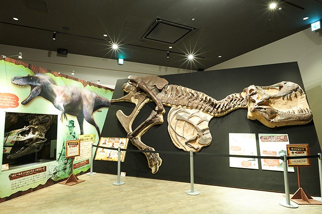 「Orbi Yokohama／オービィ横浜」がリニューアルオープン！期間限定で子供たちが大好きな恐竜アトラクション「恐竜ハンターキャンプ」が2018年4月1日（日）〜5月27日（日）まで開催！最新復元版ユタラプトル やティラノサウルスの骨格などを多数展示！恐竜くんも！