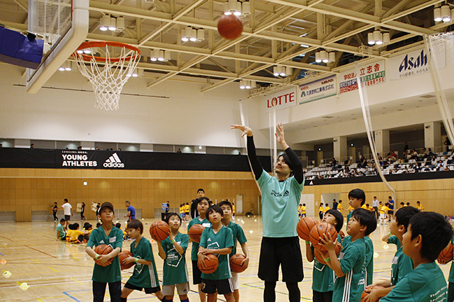 子供たちがさまざまなスポーツに挑戦するアディダスの参加型スポーツイベント「YOUNG ATHLETES CHALLENGE 2018」が開催！伊達公子さん、五郎丸歩さん、中田浩二さん、渡邉拓馬さんが子供たちをコーチ、漫画『キャプテン翼』の作者・高橋陽一先生も登場！