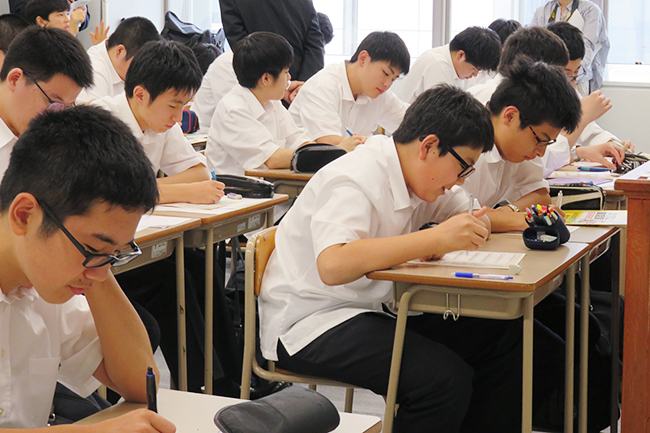 石油などのエネルギーを扱うJXTGホールディングス株式会社は2018年5月31日（木）まで「第49回 JXTG童話賞」の作品を募集中！5月25日（金）には東京・千代田区にある正則学園高等学校で、男子高校生が童話創作の特別授業を受けました。