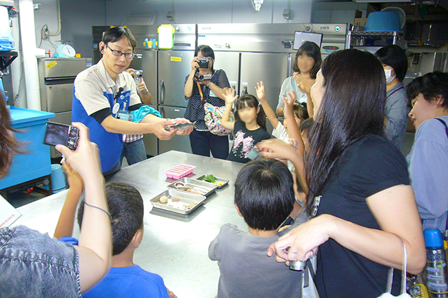 親子の参加者募集！ 2018年夏休みにサンシャイン水族館に泊まって水族館の裏側や夜の水族館見学ができる、子供たちに大人気のイベント「夜の探検隊 〜サンシャイン水族館に泊まろう！〜」が開催！2018年6月11日（月）〜24日（日）まで応募受付！昼間と違う生物の様子を親子で観察しよう！