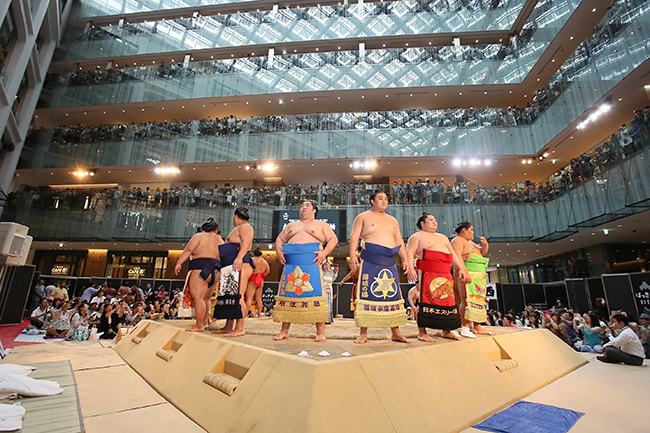宝塚と相撲 日本を代表するエンタメと文化を体感 開業5周年 ｋｉｔｔｅの夏イベント18 キッズイベント