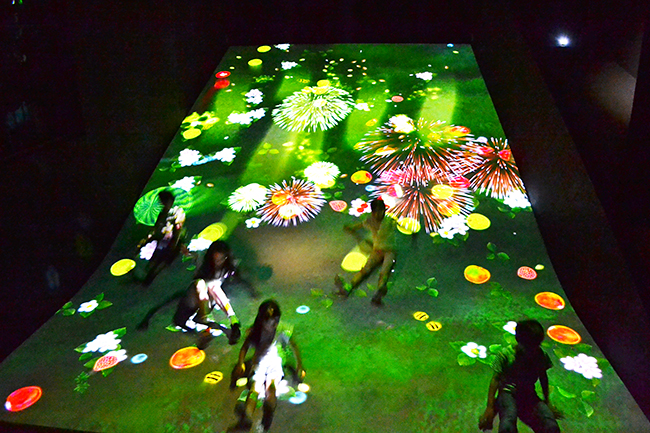 「MORI Building DIGITAL ART MUSEUM: EPSON teamLab Borderless」will be held on June 21, 2018 (Thursday) in Odaiba Palletown, jointly operated by Mori Building and Team Lab. , Below, team laboratory borderless) opened! I went to 「MORI Building DIGITAL ART MUSEUM: EPSON teamLab Borderless」 right away! It is a visually appreciated art museum unlike the world that children and parents can enjoy together.