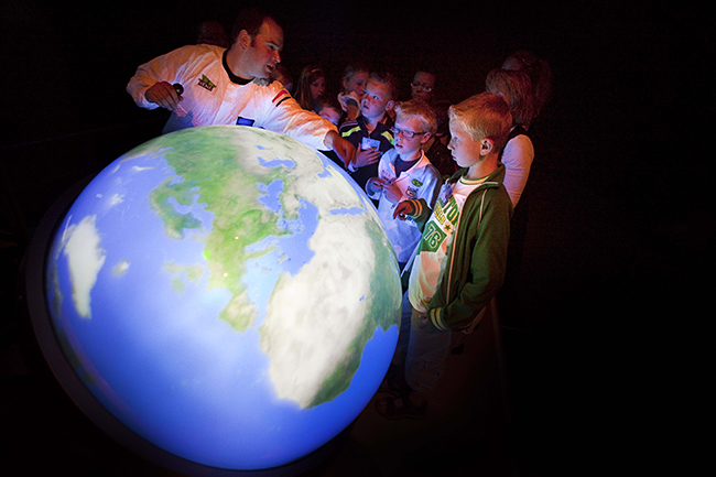 At the Roppongi Hills Observatory "Tokyo City View", it is perfect for children's learning from July 13 (Fri) to September 2 (Sun) in 2018, moving whales, tuna, global warming, etc. to the living Earth Event "Ocean Earth Museum 2018" holding the digital globe "Touching Earth" showing the appearance of the sea! Events and workshops too!