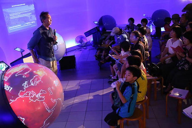 六本木ヒルズ展望台「東京シティビュー」では2018年7月13日（金）〜9月2日（日）まで、子供たちの学びにぴったり、クジラやマグロの移動、地球温暖化など、生きた地球の姿を映し出なデジタル地球儀「触れる地球」を体感できるイベント「海の地球ミュージアム 2018」を開催！イベントやワークショップも！