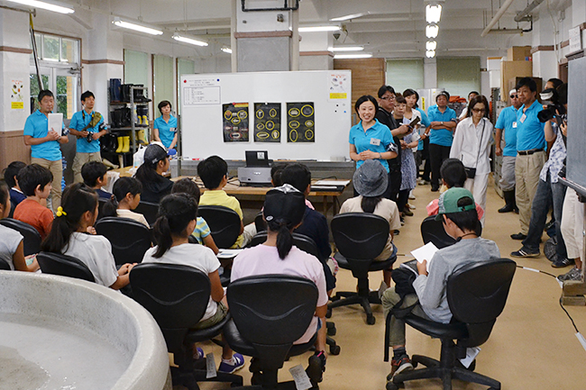 2013年7月20日（土）、公募によって集められた小学生の子供たち20名が参加したミキモトの「真珠の学校」が開校！磯での生物採集や海、真珠についてのレクチャー、そして真珠を育むアコヤ貝への「核入れ」を体験！子供たちからはたくさんの笑顔と真剣な顔が見られました！