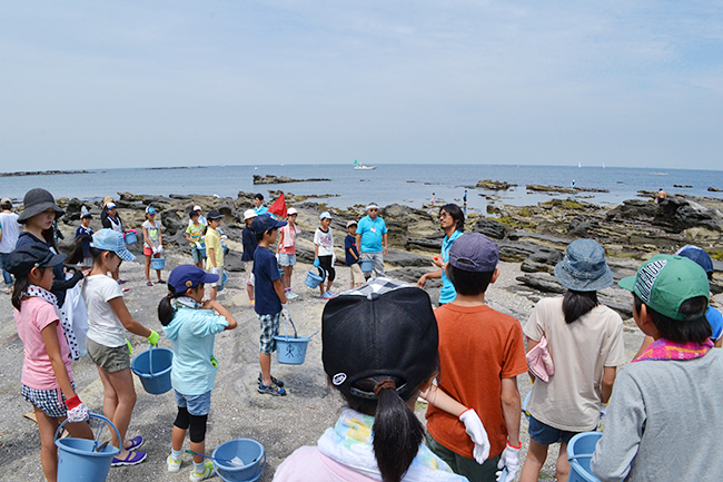 2013年7月20日（土）、公募によって集められた小学生の子供たち20名が参加したミキモトの「真珠の学校」が開校！磯での生物採集や海、真珠についてのレクチャー、そして真珠を育むアコヤ貝への「核入れ」を体験！子供たちからはたくさんの笑顔と真剣な顔が見られました！