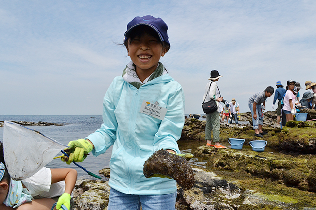 2013年7月20日（土）、公募によって集められた小学生の子供たち20名が参加したミキモトの「真珠の学校」が開校！磯での生物採集や海、真珠についてのレクチャー、そして真珠を育むアコヤ貝への「核入れ」を体験！子供たちからはたくさんの笑顔と真剣な顔が見られました！