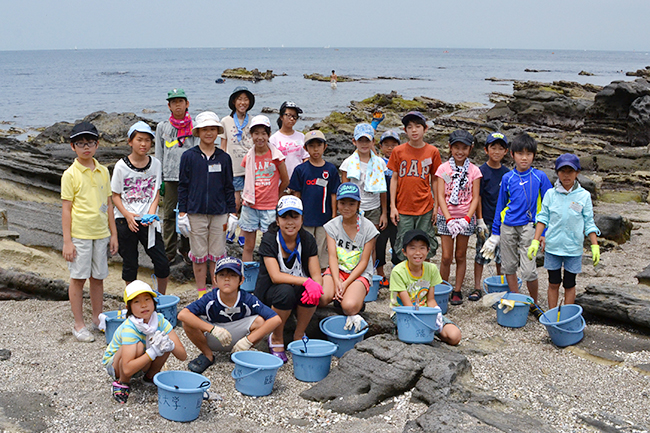 2013年7月20日（土）、公募によって集められた小学生の子供たち20名が参加したミキモトの「真珠の学校」が開校！磯での生物採集や海、真珠についてのレクチャー、そして真珠を育むアコヤ貝への「核入れ」を体験！子供たちからはたくさんの笑顔と真剣な顔が見られました！