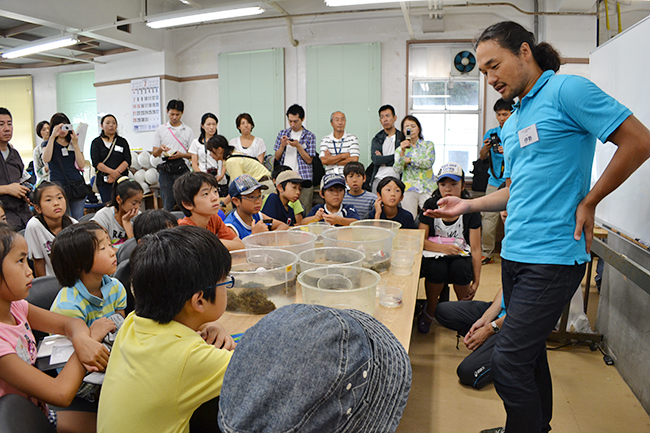 2013年7月20日（土）、公募によって集められた小学生の子供たち20名が参加したミキモトの「真珠の学校」が開校！磯での生物採集や海、真珠についてのレクチャー、そして真珠を育むアコヤ貝への「核入れ」を体験！子供たちからはたくさんの笑顔と真剣な顔が見られました！