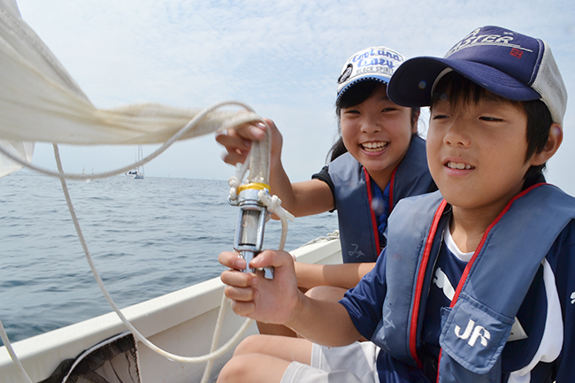 2013年7月20日（土）、公募によって集められた小学生の子供たち20名が参加したミキモトの「真珠の学校」が開校！磯での生物採集や海、真珠についてのレクチャー、そして真珠を育むアコヤ貝への「核入れ」を体験！子供たちからはたくさんの笑顔と真剣な顔が見られました！