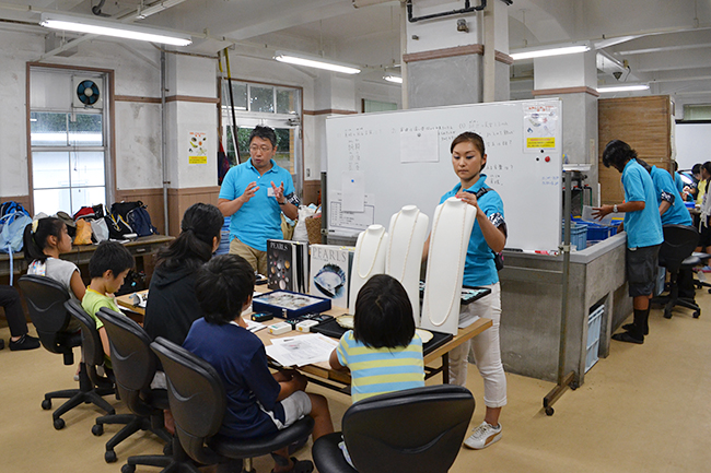 2013年7月20日（土）、公募によって集められた小学生の子供たち20名が参加したミキモトの「真珠の学校」が開校！磯での生物採集や海、真珠についてのレクチャー、そして真珠を育むアコヤ貝への「核入れ」を体験！子供たちからはたくさんの笑顔と真剣な顔が見られました！