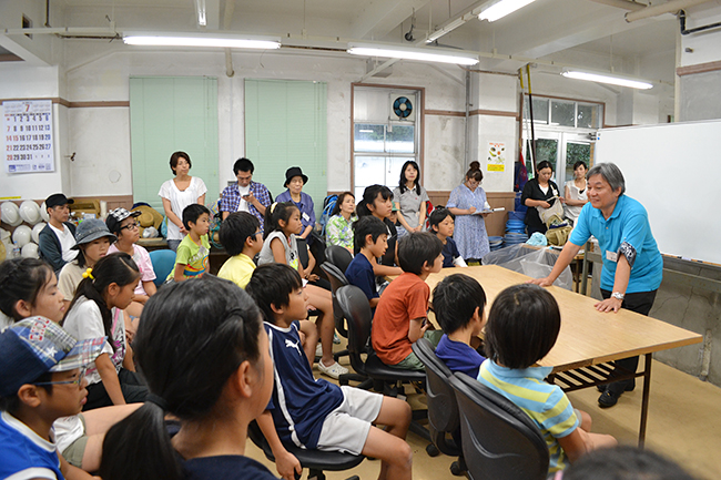 2013年7月20日（土）、公募によって集められた小学生の子供たち20名が参加したミキモトの「真珠の学校」が開校！磯での生物採集や海、真珠についてのレクチャー、そして真珠を育むアコヤ貝への「核入れ」を体験！子供たちからはたくさんの笑顔と真剣な顔が見られました！