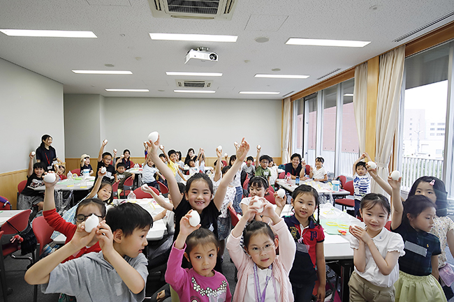 実験や観察などの体験を通じて、子供たちの科学や数理への興味を抱くきっかけづくりを行なう人気の無料イベント「ダヴィンチマスターズ」の8回目が、2018年6月10日（日）、学習院女子大学で行なわれました！今回もたくさんの子供と親が「ダヴィンチマスターズ」を楽しんでいました。