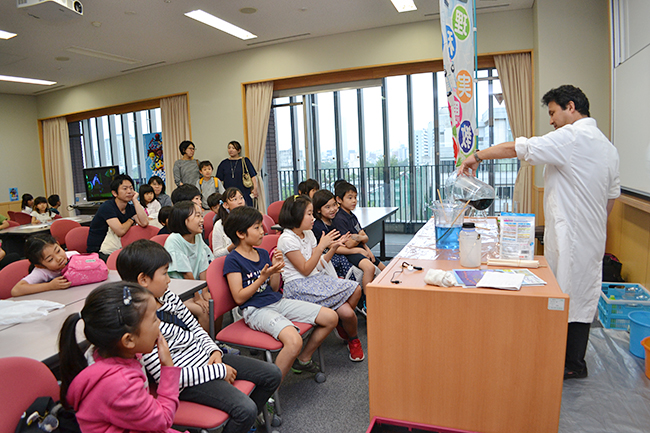 The eighth time of the popular free event "Da Vinci Masters" which creates opportunities to have interests in children's science and mathematics through experiences such as experiments and observations was held on Sunday, June 10, 2018, Gakushuin Women's University It was held in! Many children and parents also enjoyed "Da Vinci Masters" this time.