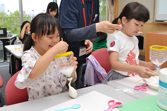 The eighth time of the popular free event "Da Vinci Masters" which creates opportunities to have interests in children's science and mathematics through experiences such as experiments and observations was held on Sunday, June 10, 2018, Gakushuin Women's University It was held in! Many children and parents also enjoyed "Da Vinci Masters" this time.