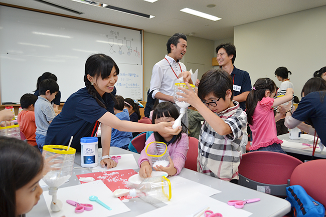 実験や観察などの体験を通じて、子供たちの科学や数理への興味を抱くきっかけづくりを行なう人気の無料イベント「ダヴィンチマスターズ」の8回目が、2018年6月10日（日）、学習院女子大学で行なわれました！今回もたくさんの子供と親が「ダヴィンチマスターズ」を楽しんでいました。