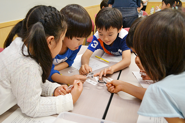 The eighth time of the popular free event "Da Vinci Masters" which creates opportunities to have interests in children's science and mathematics through experiences such as experiments and observations was held on Sunday, June 10, 2018, Gakushuin Women's University It was held in! Many children and parents also enjoyed "Da Vinci Masters" this time.