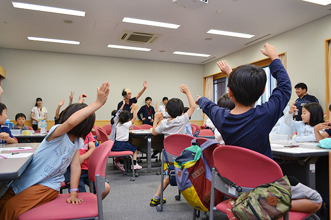 実験や観察などの体験を通じて、子供たちの科学や数理への興味を抱くきっかけづくりを行なう人気の無料イベント「ダヴィンチマスターズ」の8回目が、2018年6月10日（日）、学習院女子大学で行なわれました！今回もたくさんの子供と親が「ダヴィンチマスターズ」を楽しんでいました。